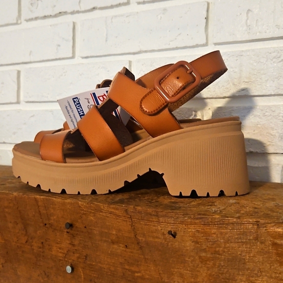 Bobs Women's Tan Sandals - Picture 2 of 3